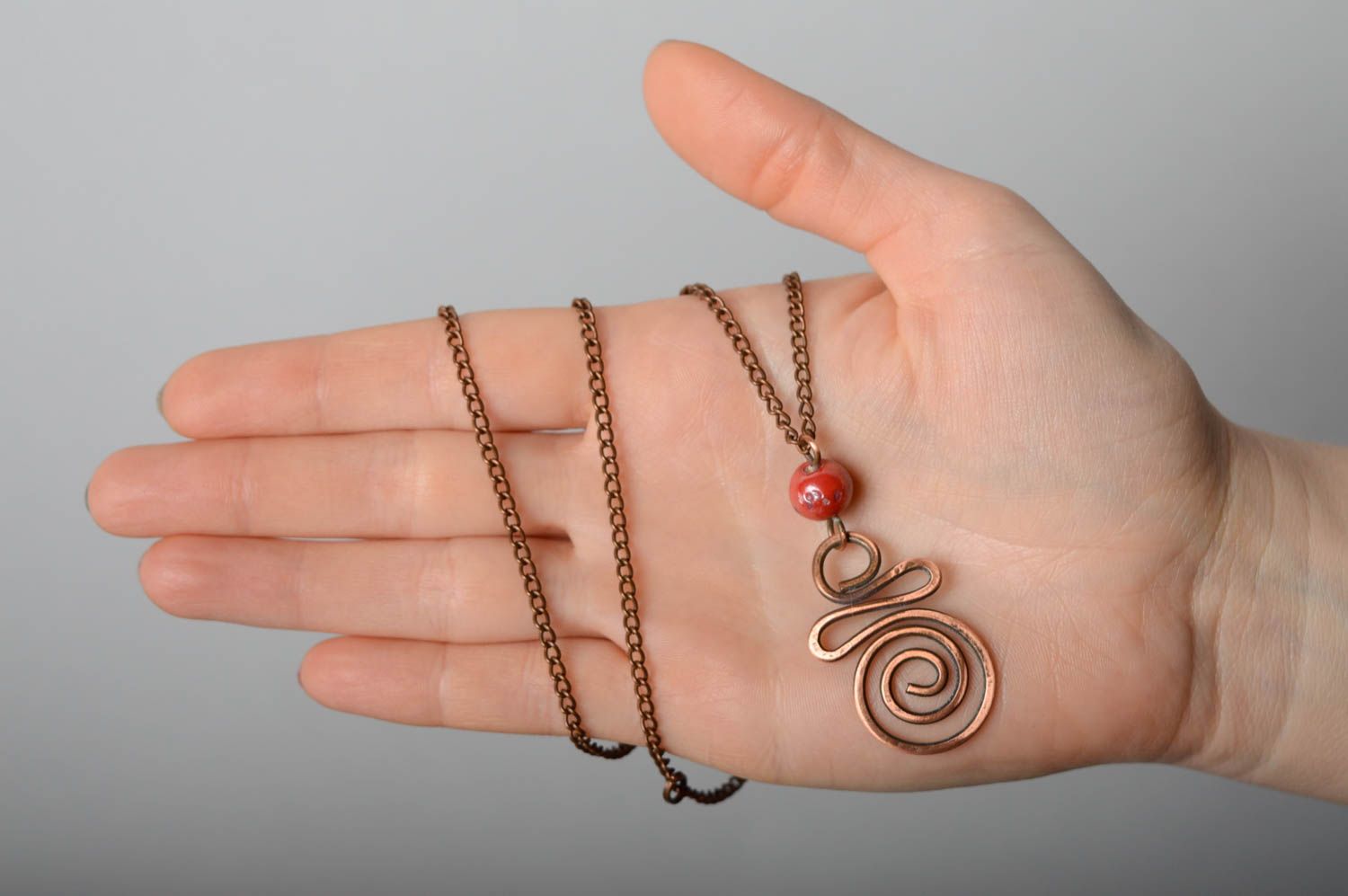 Twisted copper pendant with coral bead photo 4