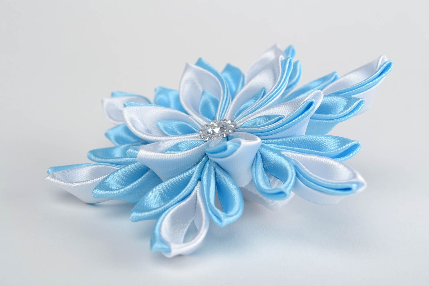 Élastique à cheveux Fleur en bleu clair et blanc rubans de satin fait main photo 4