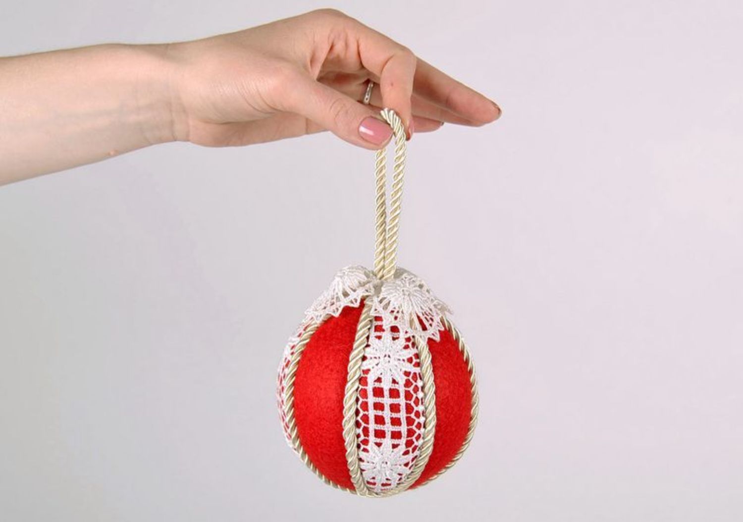 Brinquedo para árvore de Natal em forma de uma bola foto 5