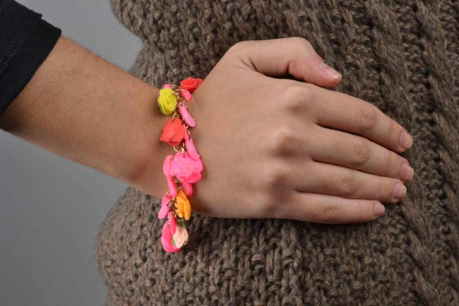 Bracelet avec pendentifs fleurs en argile polymère  photo 2