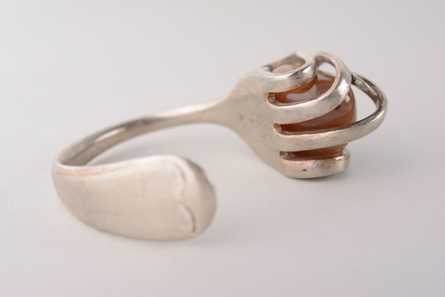 Красивый браслет на руку металлический из вилки с натуральным камнем фото 4