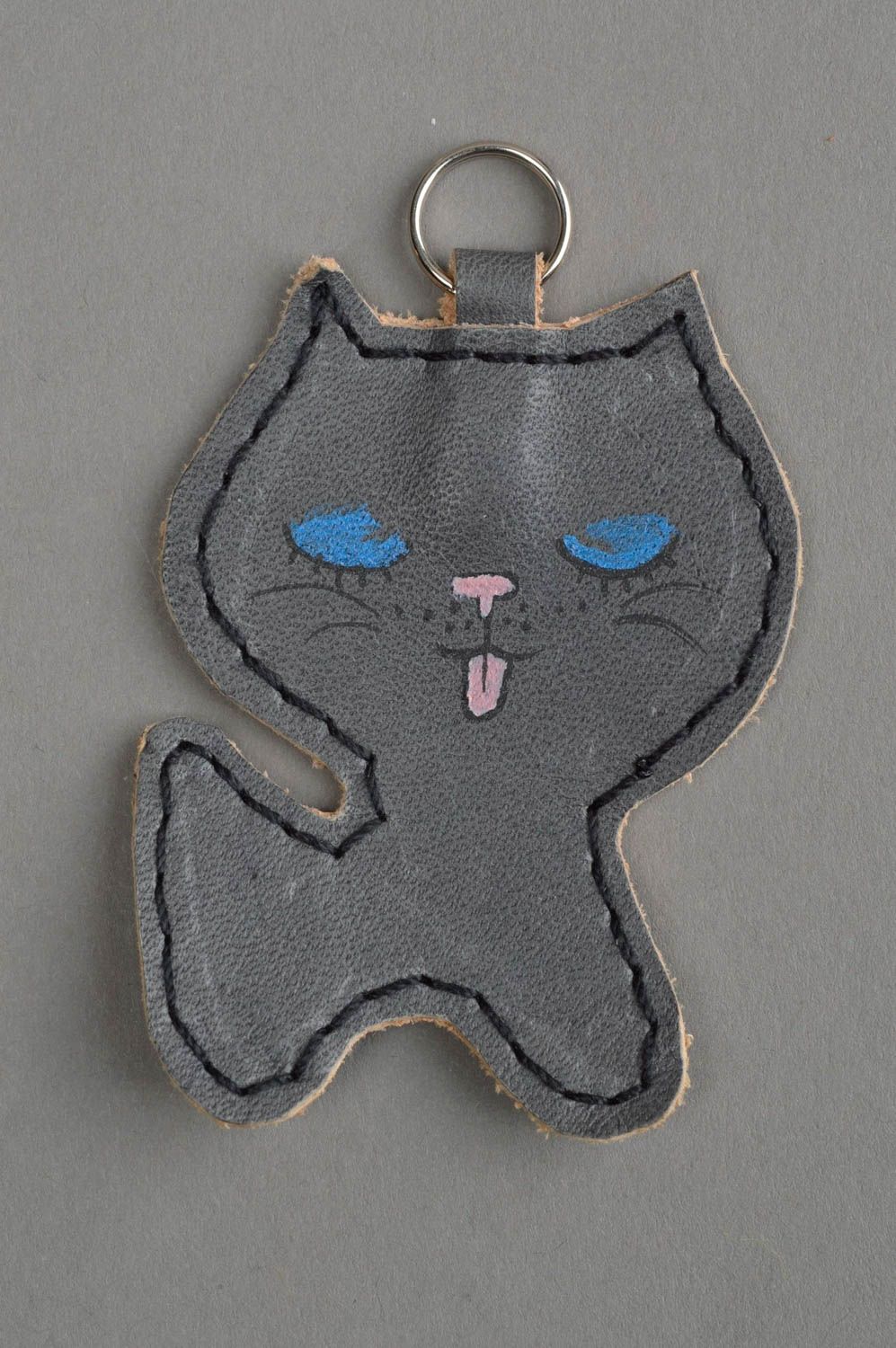 Porte-clés en cuir naturel chat gris fait main accessoire design pour enfant photo 2