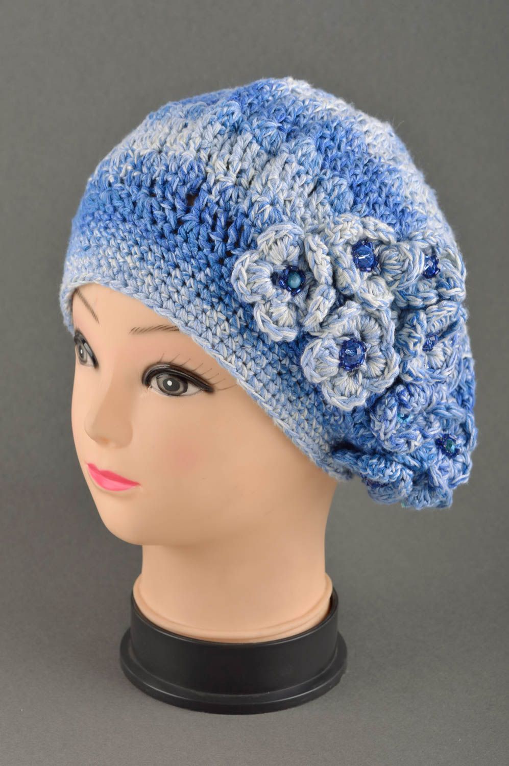 Вязаная шапочка ручной работы шапка модная голубая оригинальная шапка с цветами фото 1