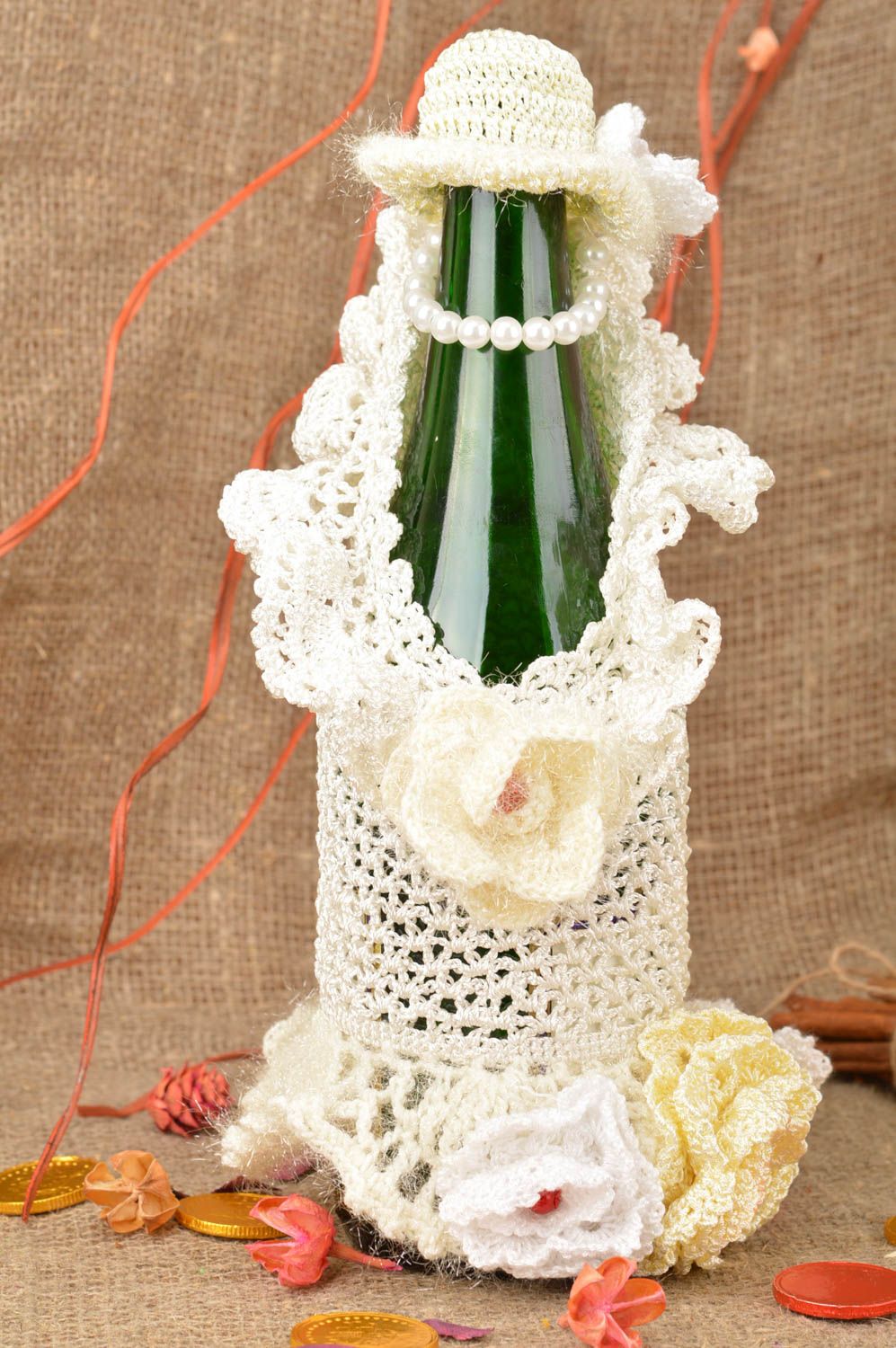 Jolie robe de mariée pour bouteille tricotée avec chapeau faite main décoration photo 1