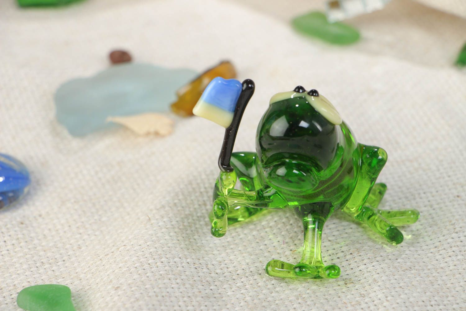 Фигурка лягушки из стекла в технике лэмпворк ручной работы зеленая красивая фото 1