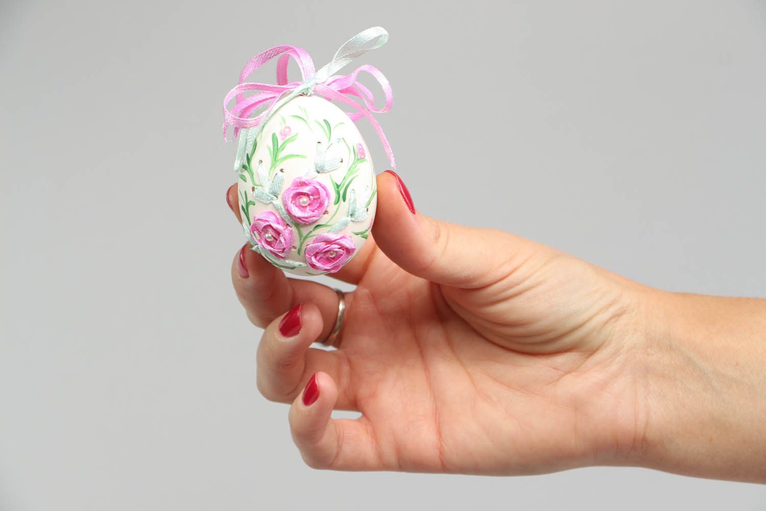 Pingente de interior na forma de ovo esculpido decorado com fitas bordadas foto 4