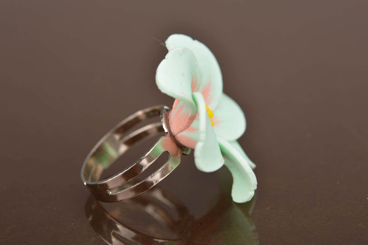 Origineller schöner handgemachter Ring mit Blume aus Polymerton in Weiß für Dame foto 4