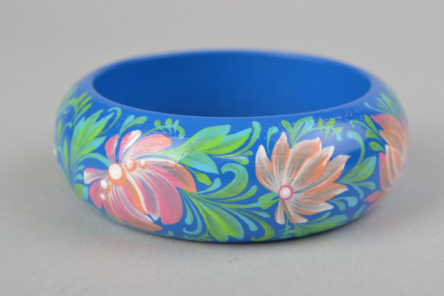 Schönes blaues originelles Armband aus Holz mit Petrykiwka Malerei mit Blumen handmade foto 3