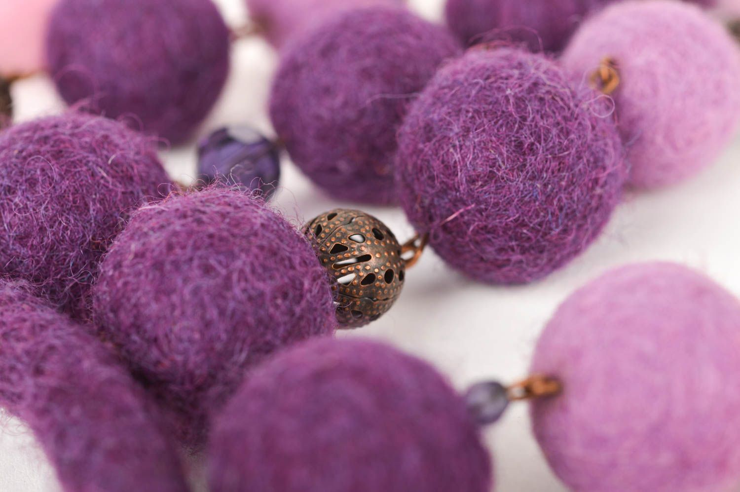 Collier en laine feutrée Bijou fait main violet volumineux Cadeau femme photo 4