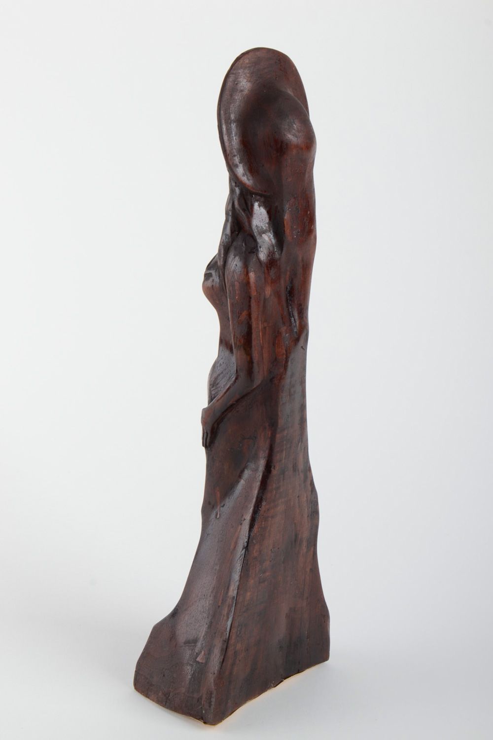 Handmade Statuette aus Holz auf Tisch Junge Dame mit Öko Lack bedeckt Getönt Nett foto 2