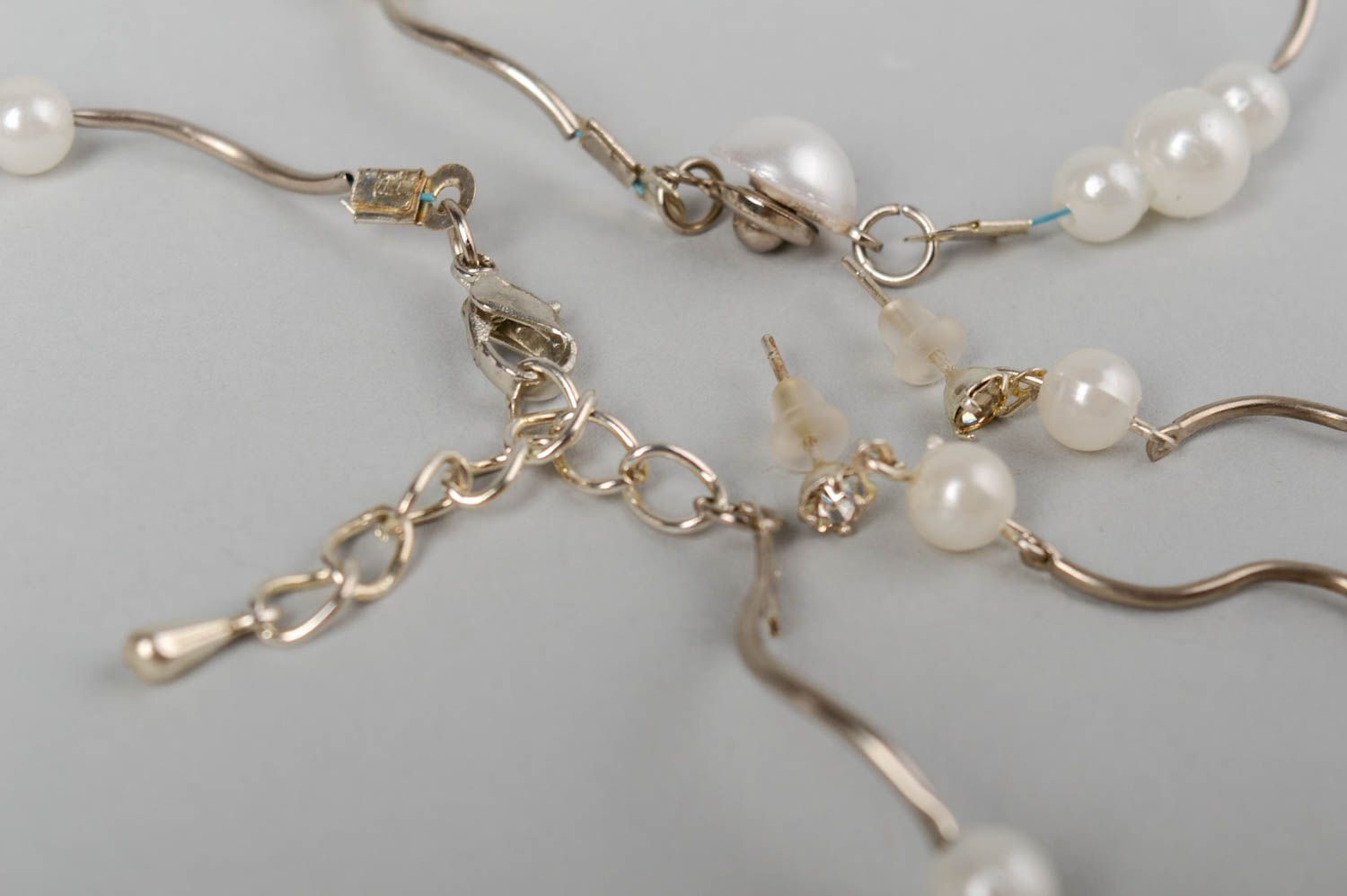 Ensemble de collier bracelet boucles d'oreilles blanc fait main en plastique photo 3