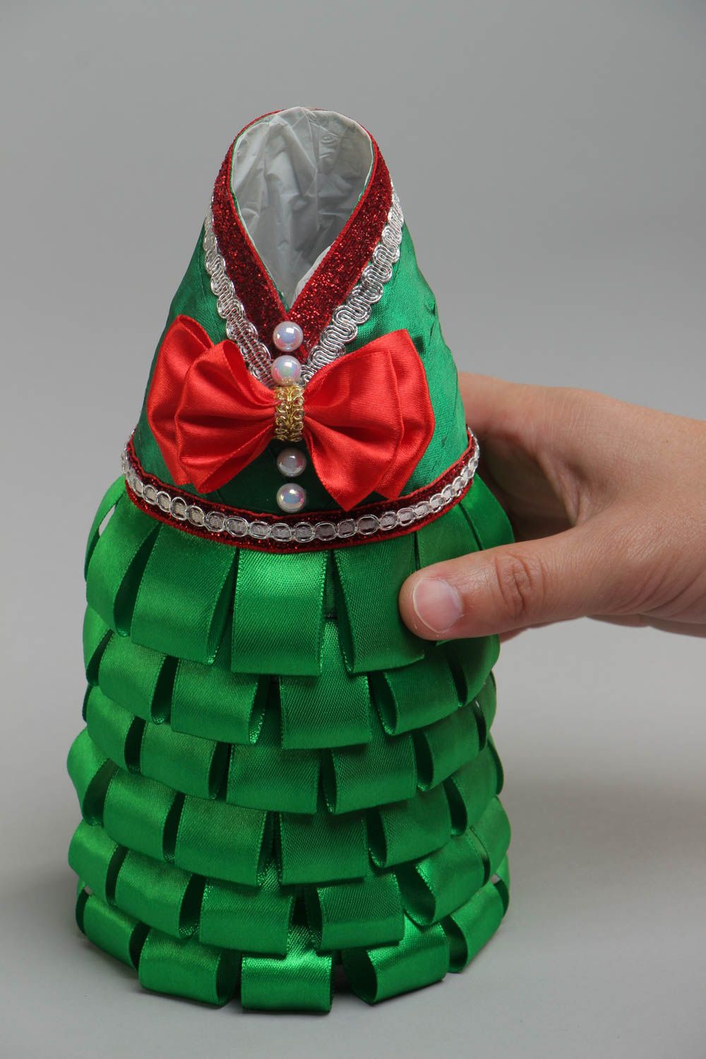 Botella decorativa de cintas de raso hecha a mano con forma de árbol de Navidad verde foto 5