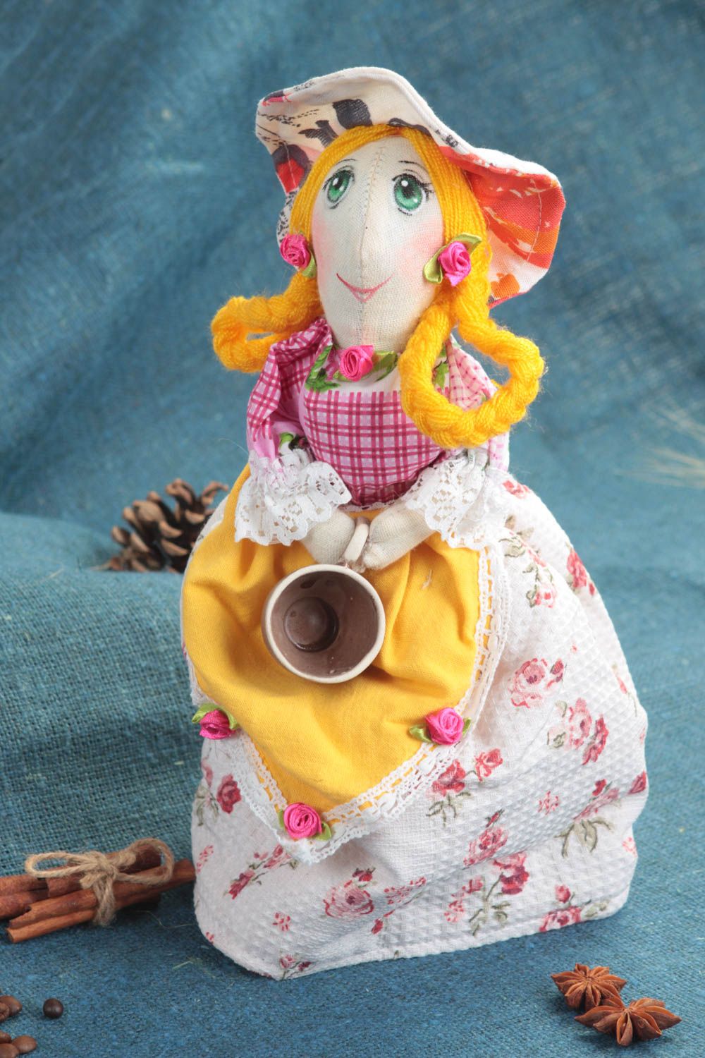 Оригинальный чехол для чайника в виде текстильной куклы с чашкой ручная работа фото 1