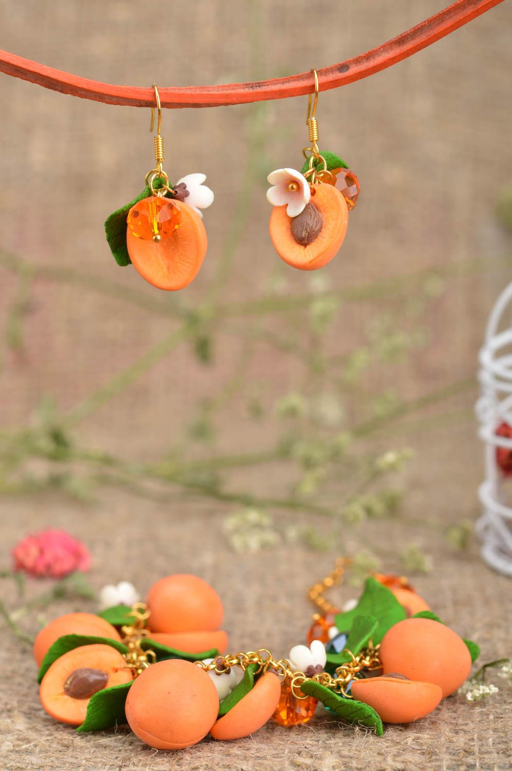 Набор украшений из полимерной глины ручной работы серьги и браслет с абрикосами фото 1