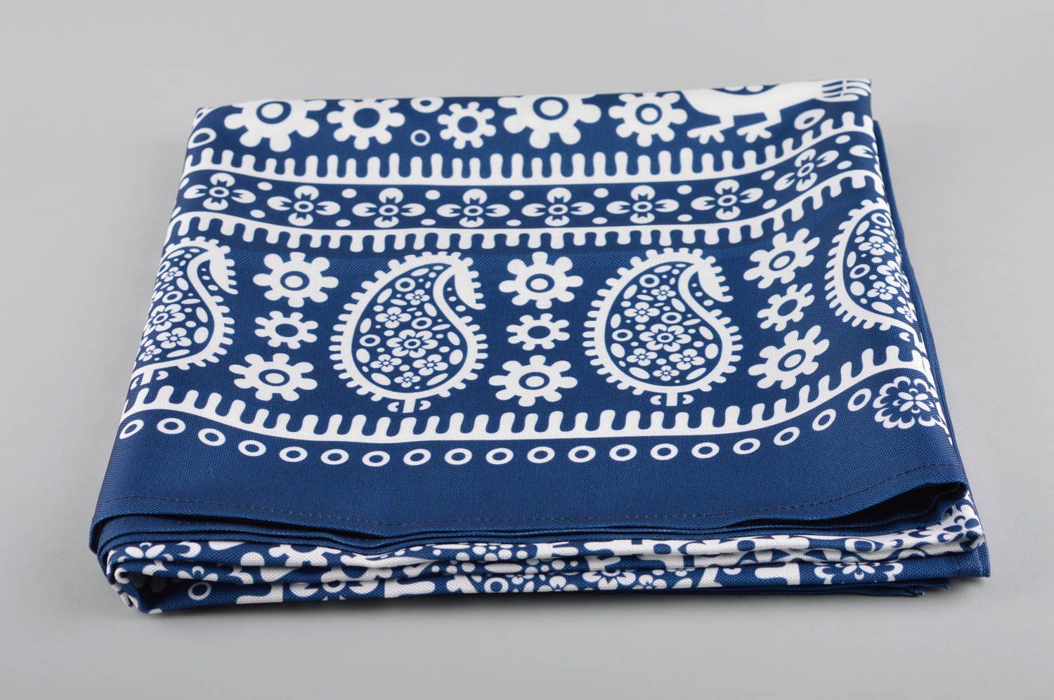 Mantel artesanal azul con dibujo blanco elemento decorativo utensilio de cocina foto 2