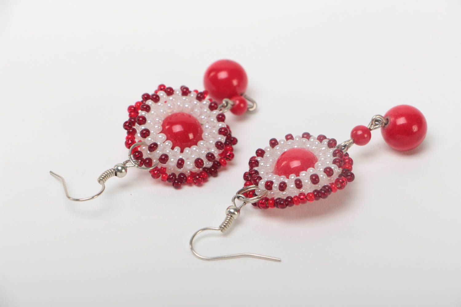 Schöne bunte rote elegante handgemachte Ohrringe aus Glasperlen und Metall foto 4