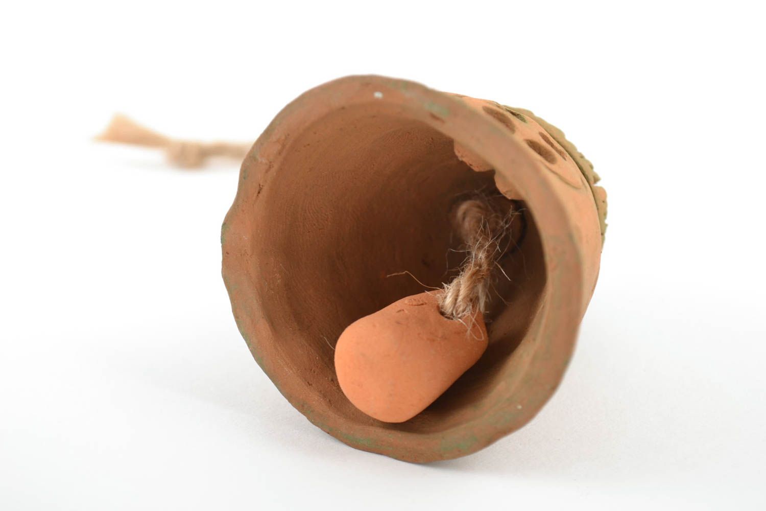 Фигурный колокольчик из глины в виде домика авторский ручной работы на шнурке фото 3