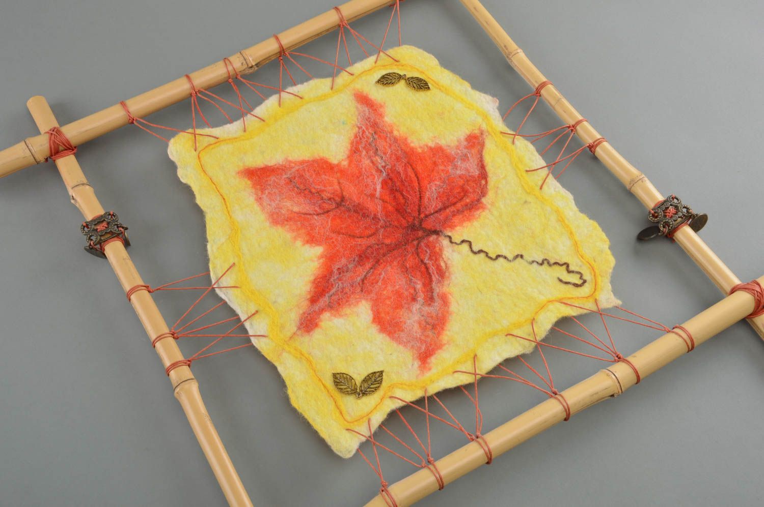 Cuadro artesanal textil amarillo en marco de bambú mediante técnica de fieltro  foto 1