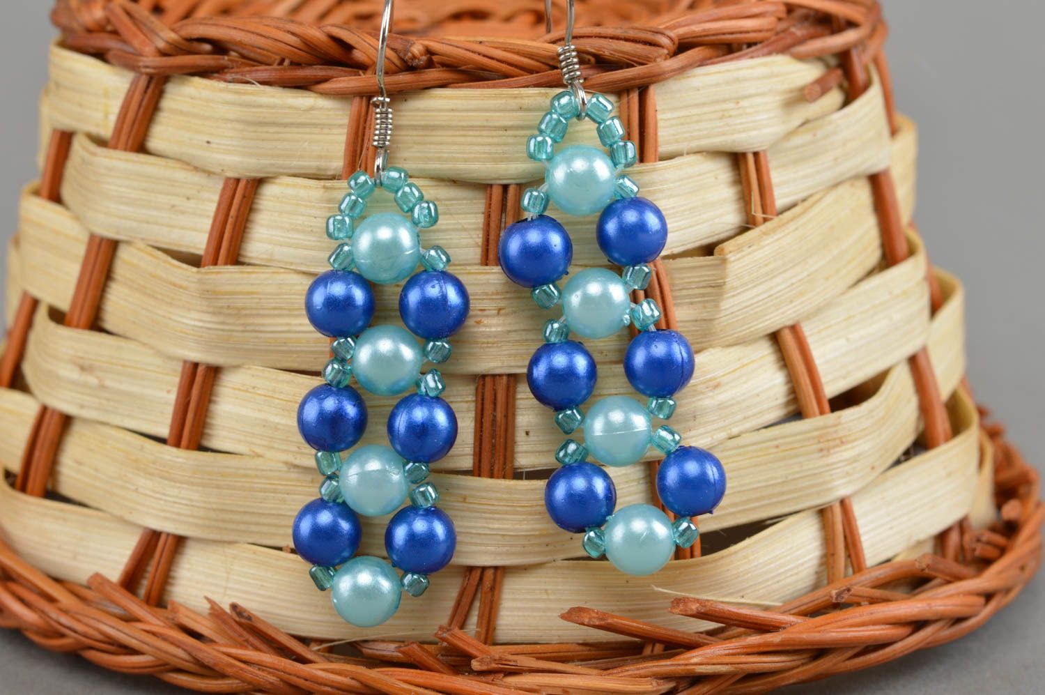 Handmade Ohrringe aus Glasperlen und Perlmutt Kugeln für Kleid in blauem Farbton foto 1