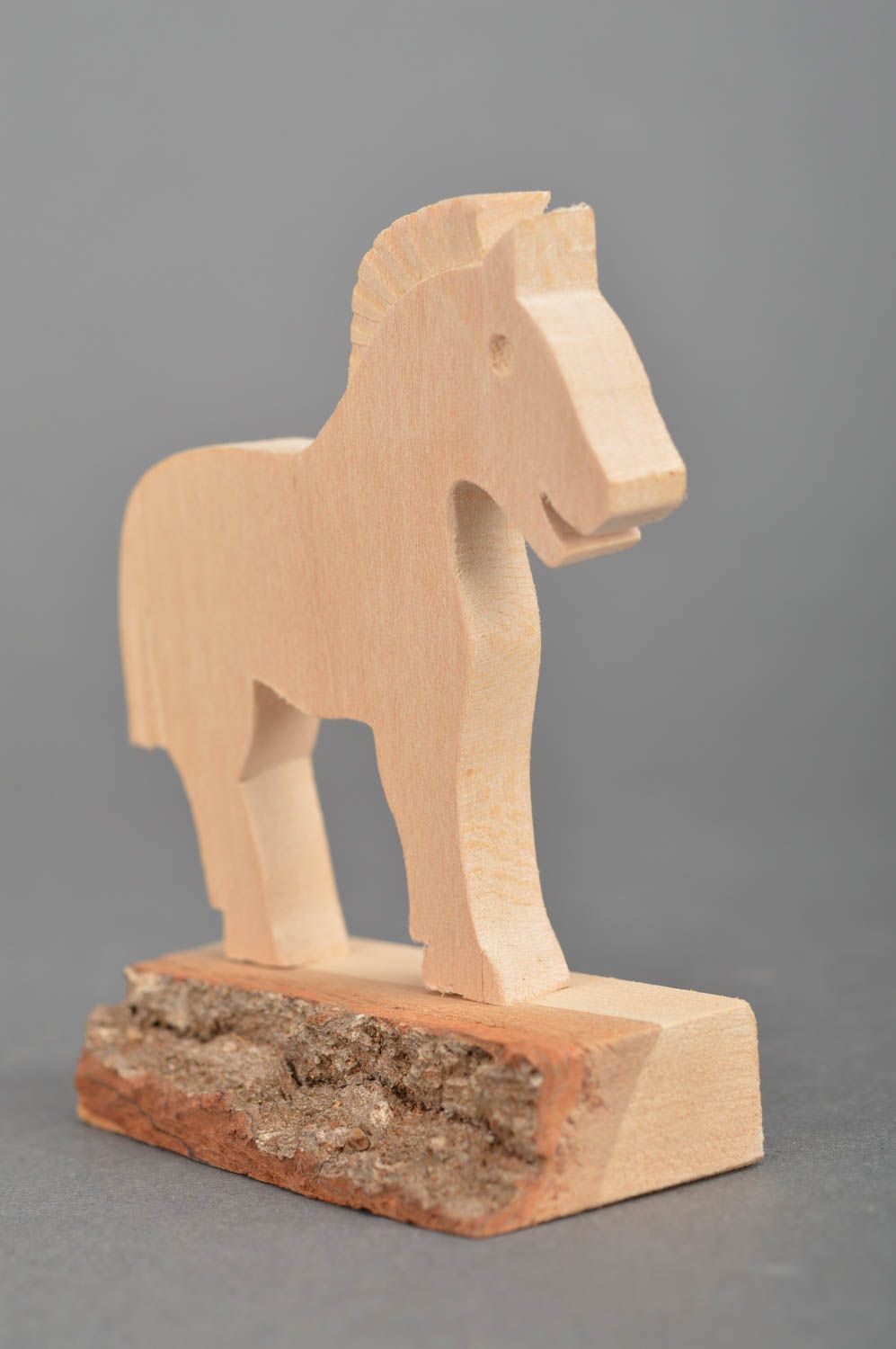 Estatueta de madeira na forma de um cavalo para pintura. foto 3