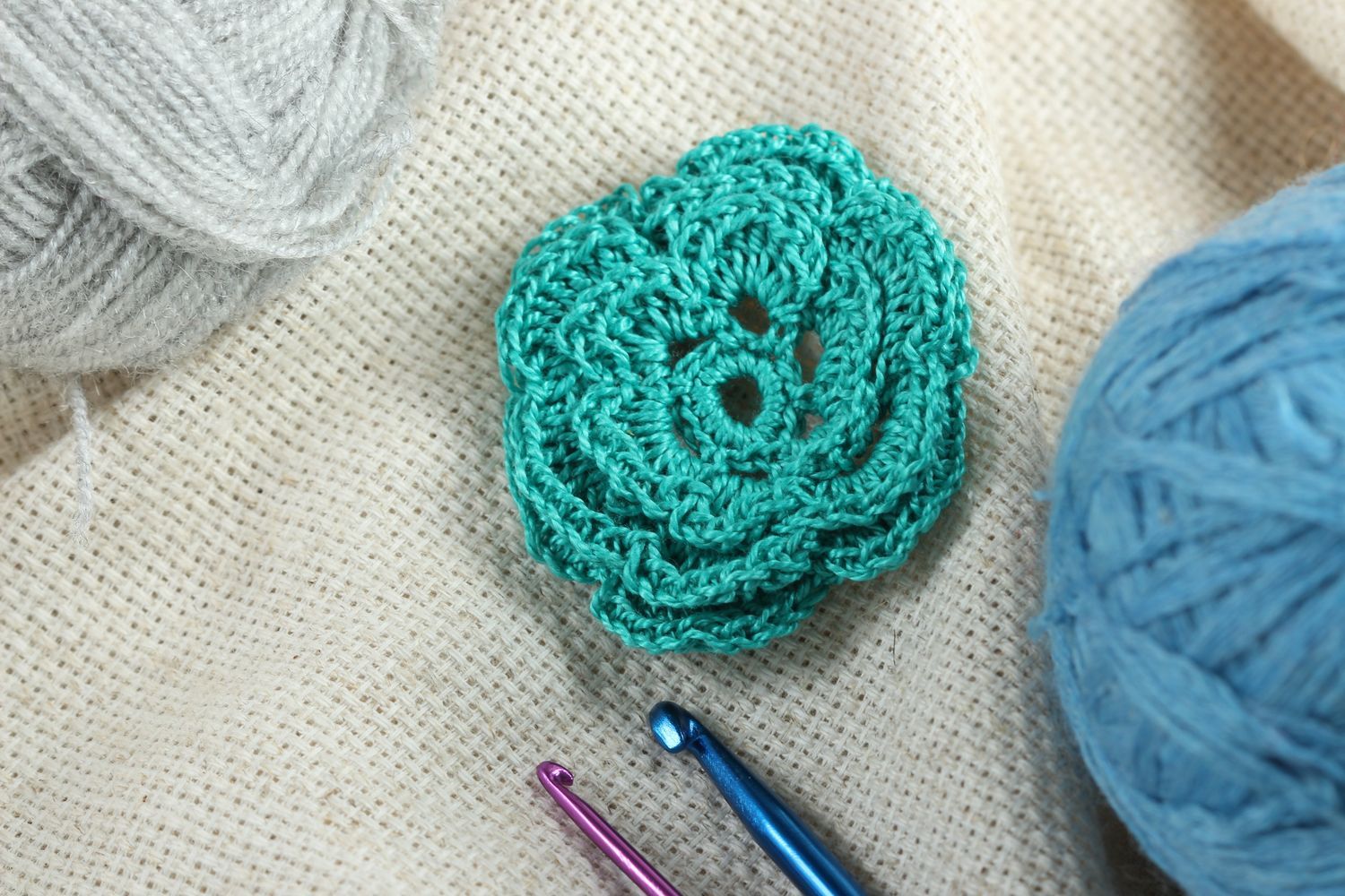 Flor tejida al crochet artesanal accesorio de costura regalo original para mujer foto 1
