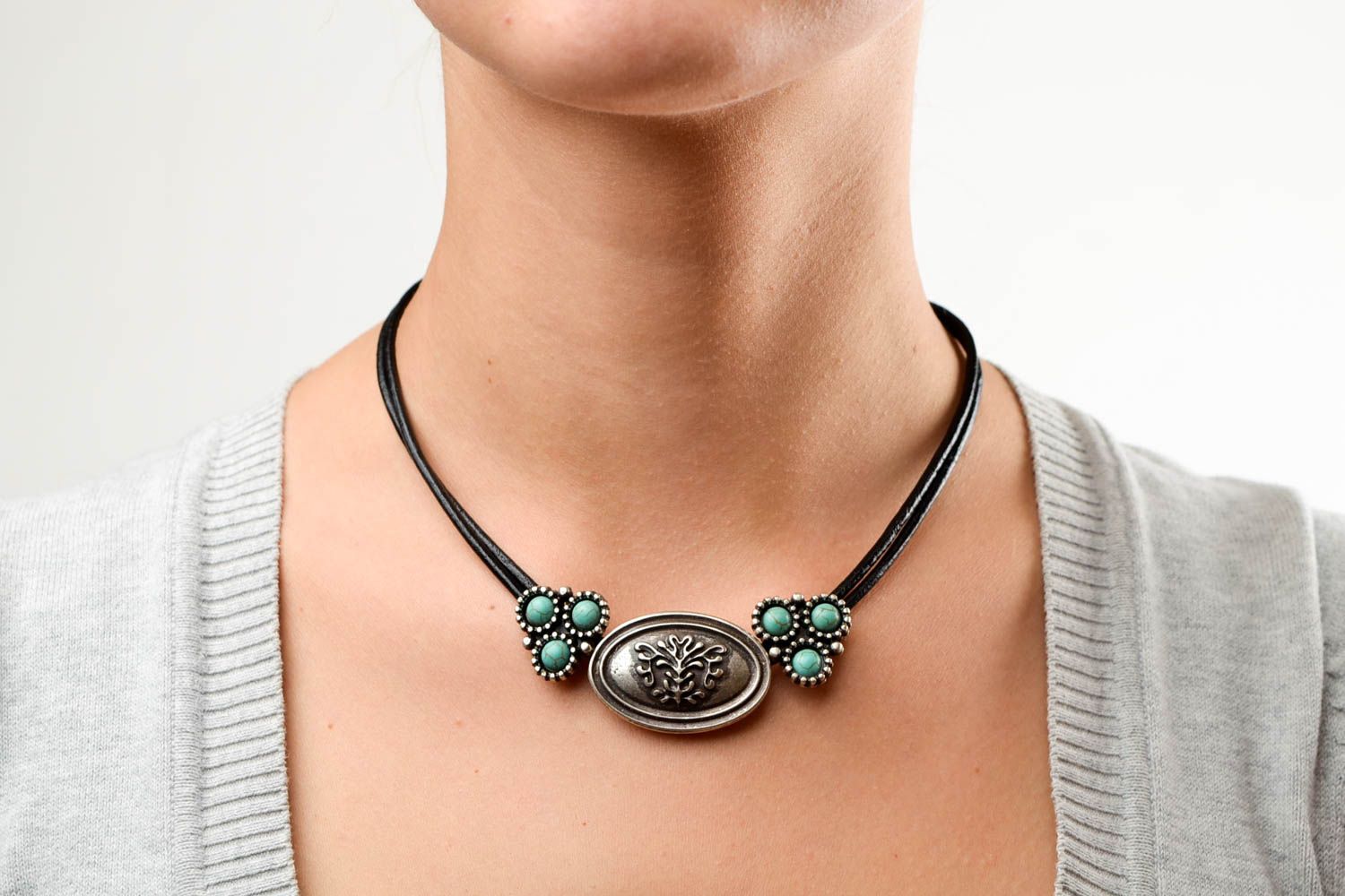 Collier en métal Bijou fait main design sur cordon en cuir Cadeau pour femme photo 2