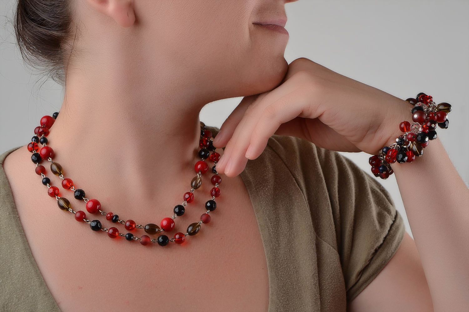Set of handmade fashion charm bracelet and necklace with agate red and black beads. photo 2