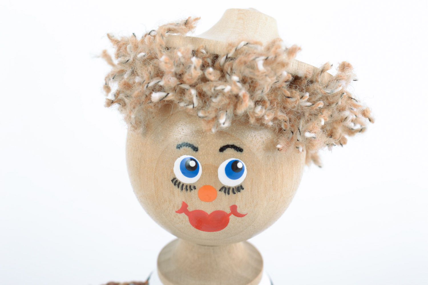 Petit jouet artisanal en bois écologique peint fait main en forme de garçon photo 3