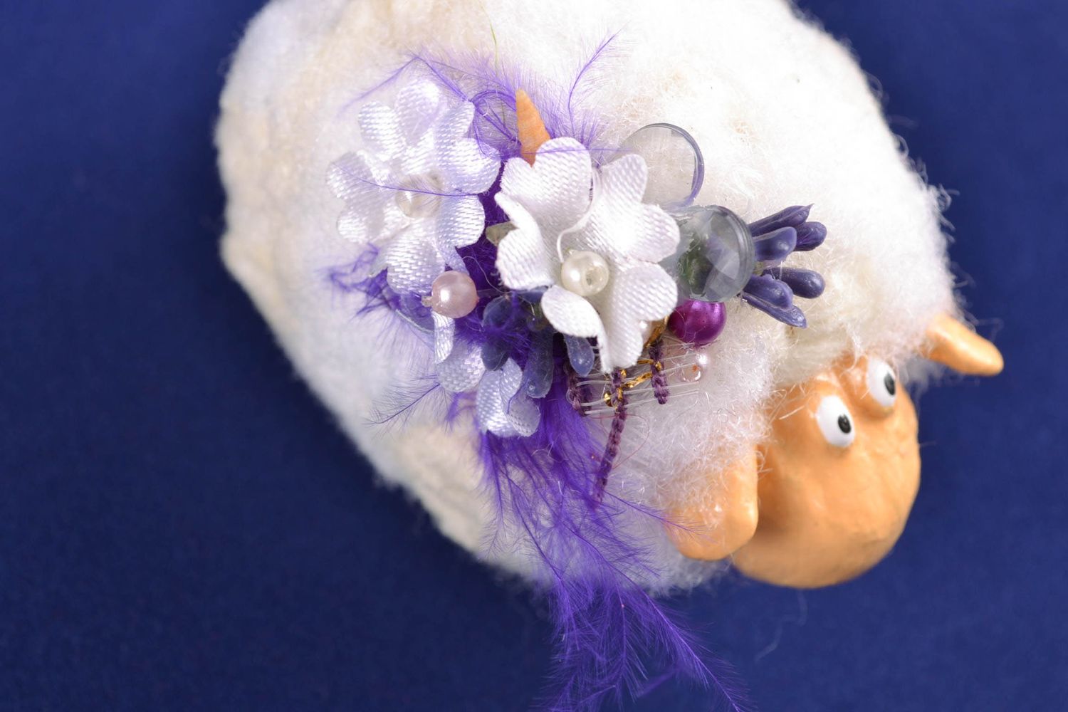 Figura decorativa hecha a mano oveja con flores  foto 3