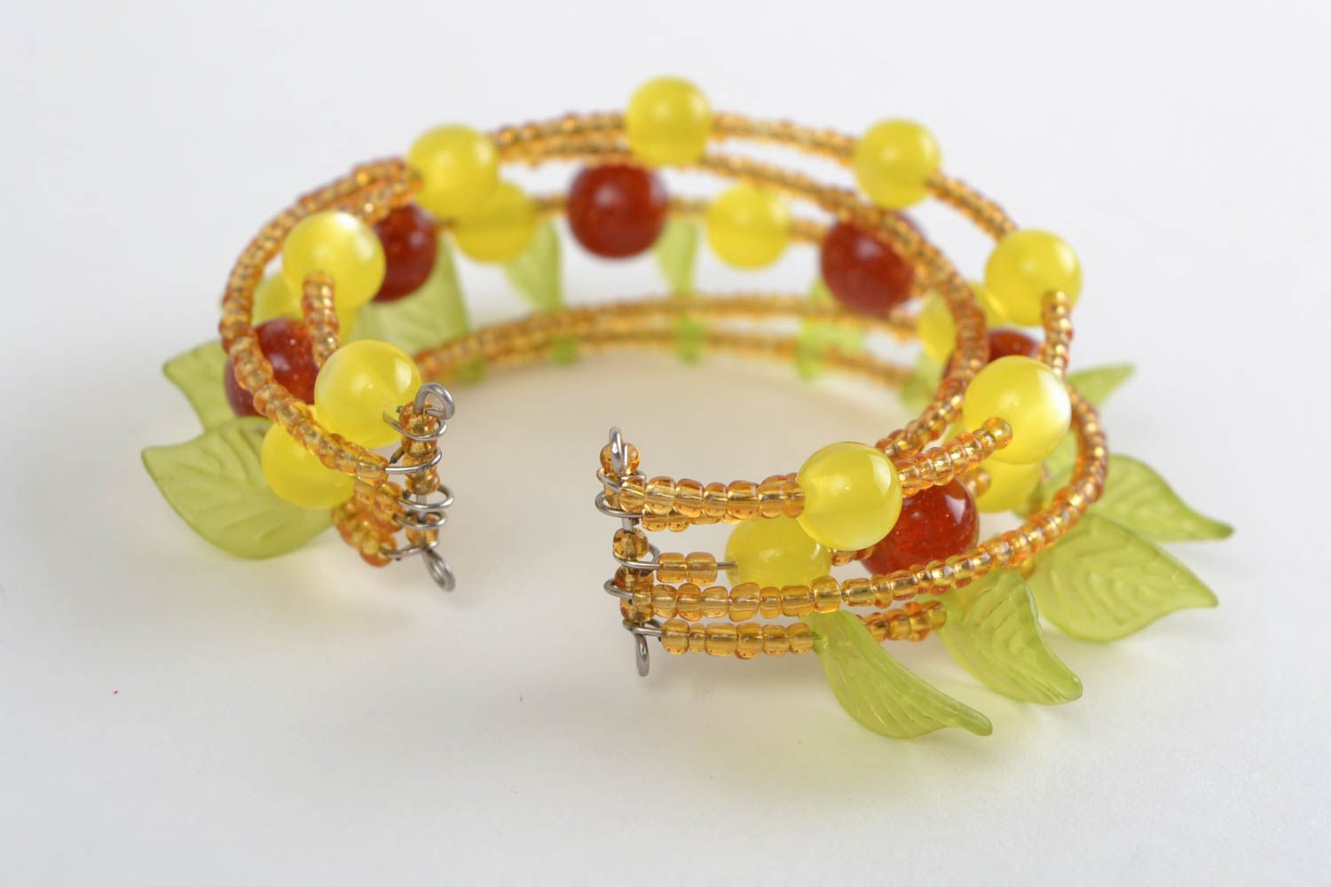 Schönes Armband aus Glasperlen mit Blättern Sommer Schmuck für aufffallende Dame foto 4