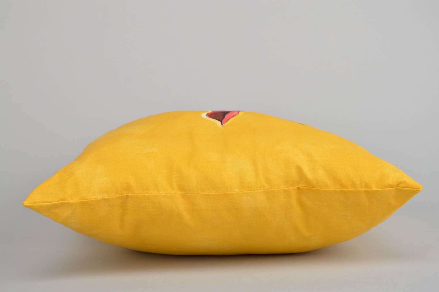 Almofada macia pequena artesanal amarela com uma imagem e nome foto 2