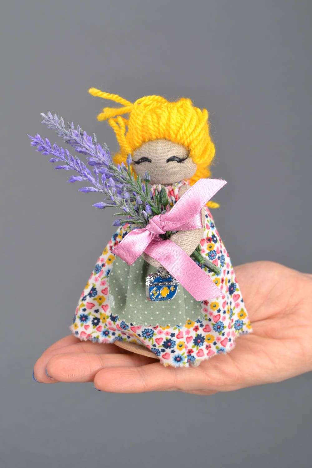 Jouet décoratif en tissu de coton et lin fait main poupée Fille avec lavande photo 2