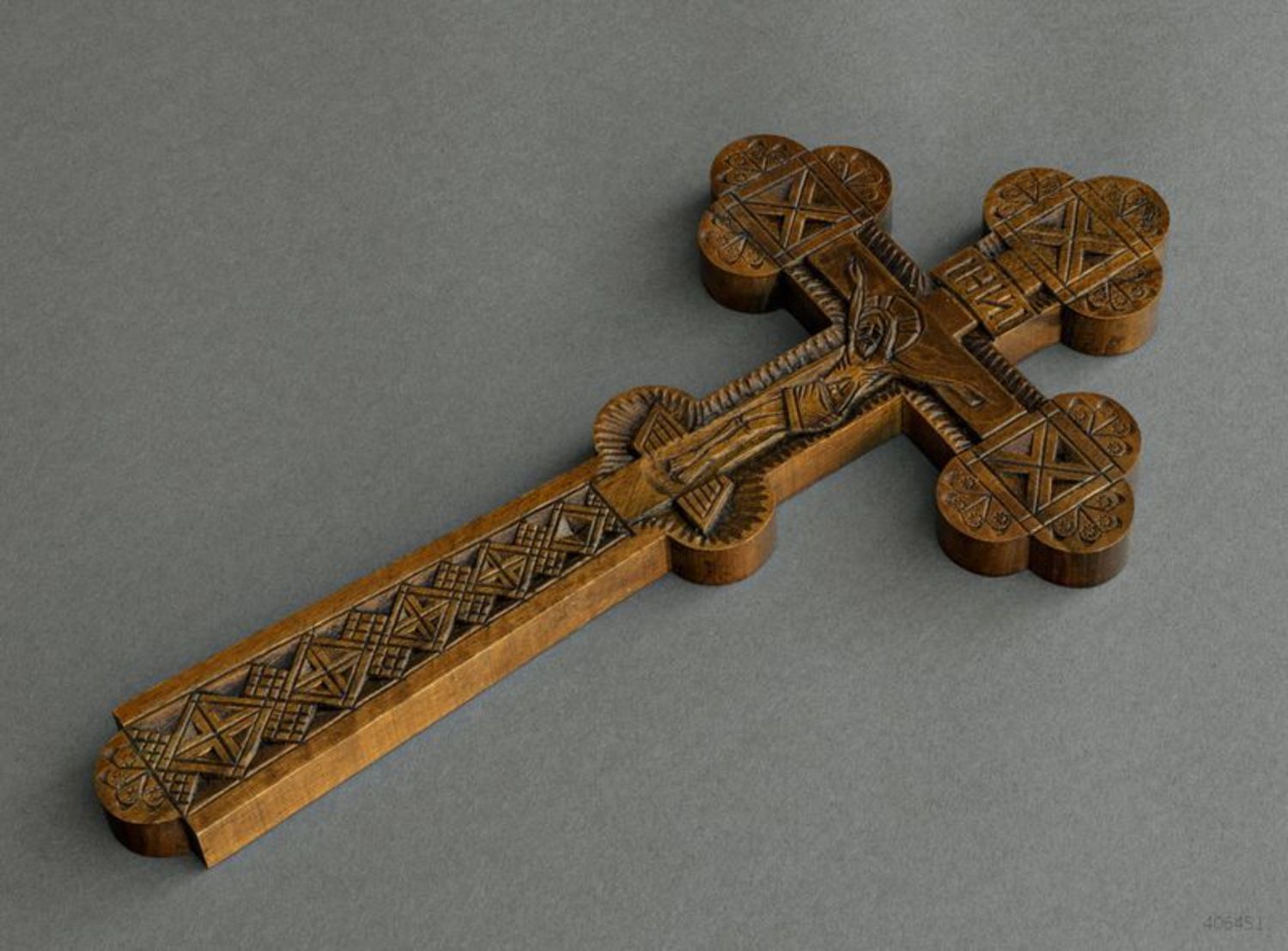 Cruz ortodoxa tallada foto 1