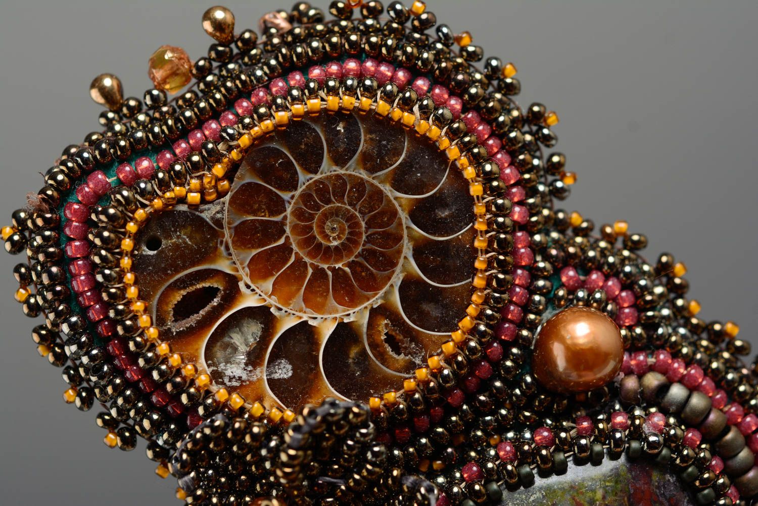 Colgante artesanal bordado con abalorios con amonita y cuero foto 3