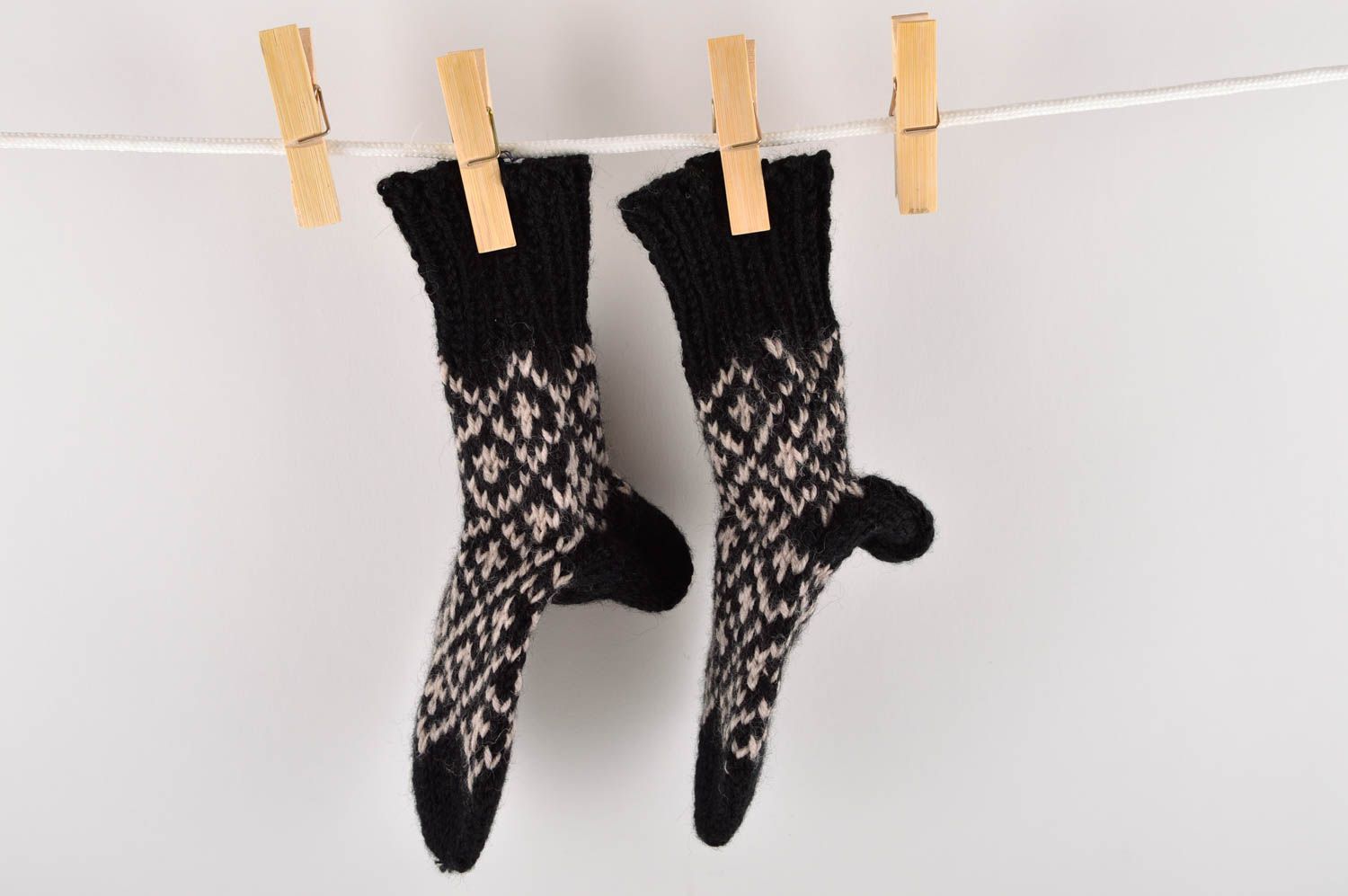 Носки ручной работы шерстяные носки теплые детские носки черно-белые с узорами фото 1
