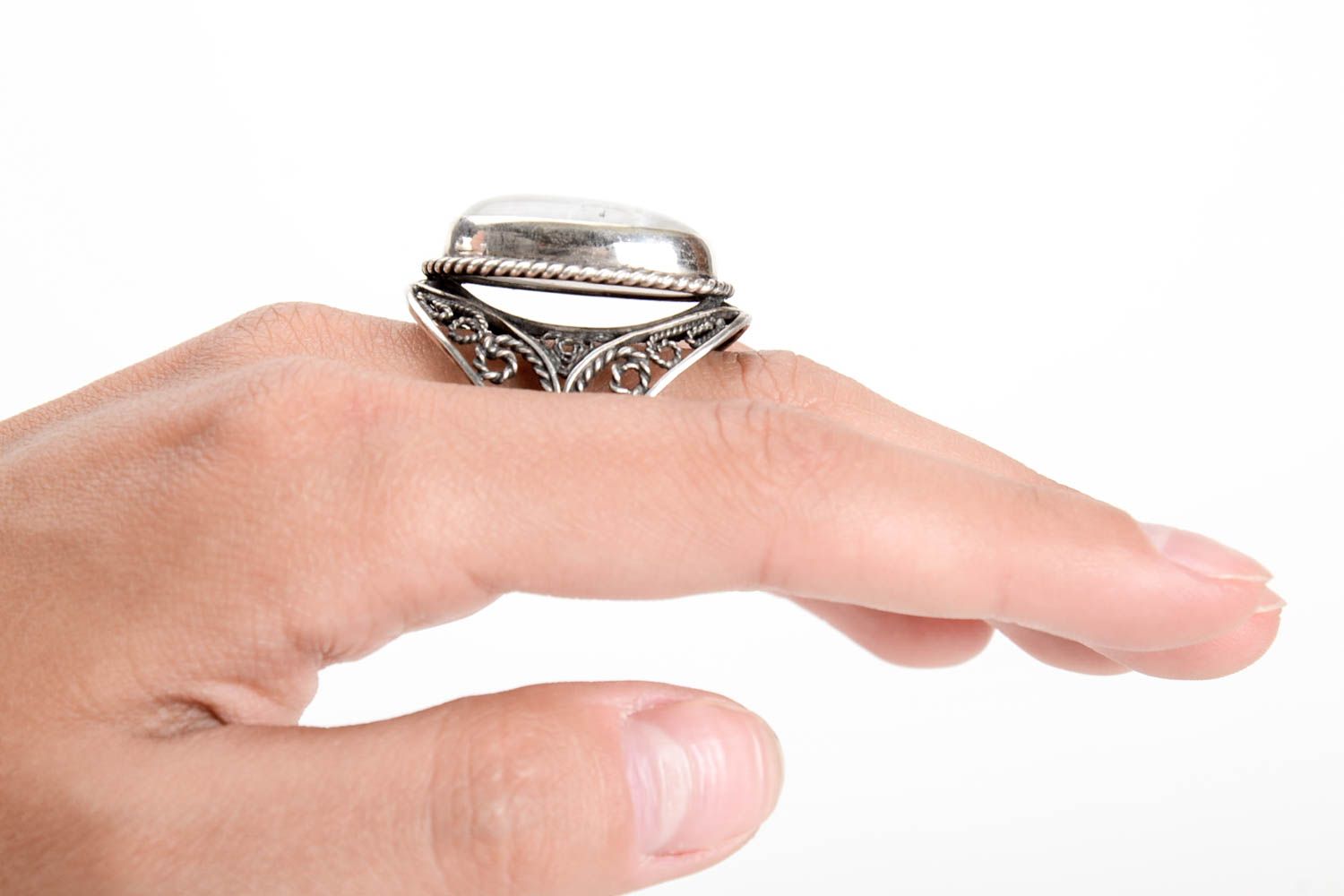 Modisches Accessoire handgeschaffen Ring am Finger stilvoll Silber Schmuck weiß foto 3