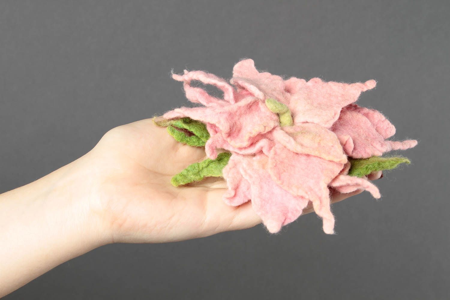 Broche de fieltro bisutería artesanal accesorio de moda flor elegante rosada foto 2