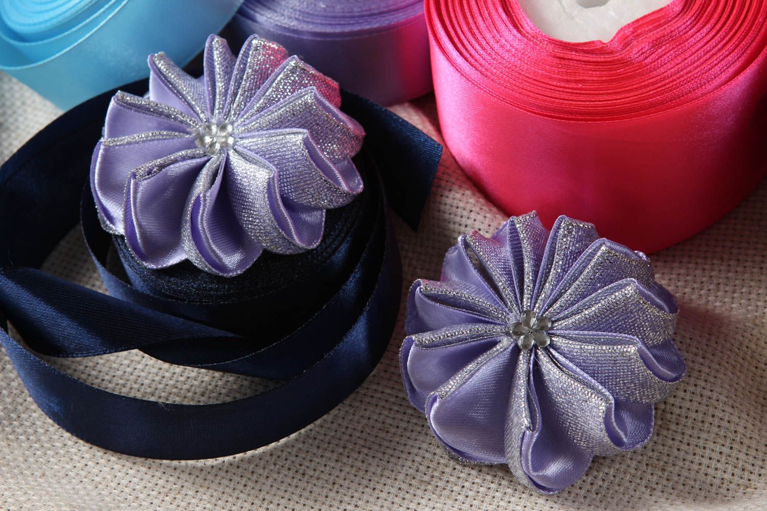 Componentes de bisutería hechos a mano regalo original flores de cintas lilas foto 1
