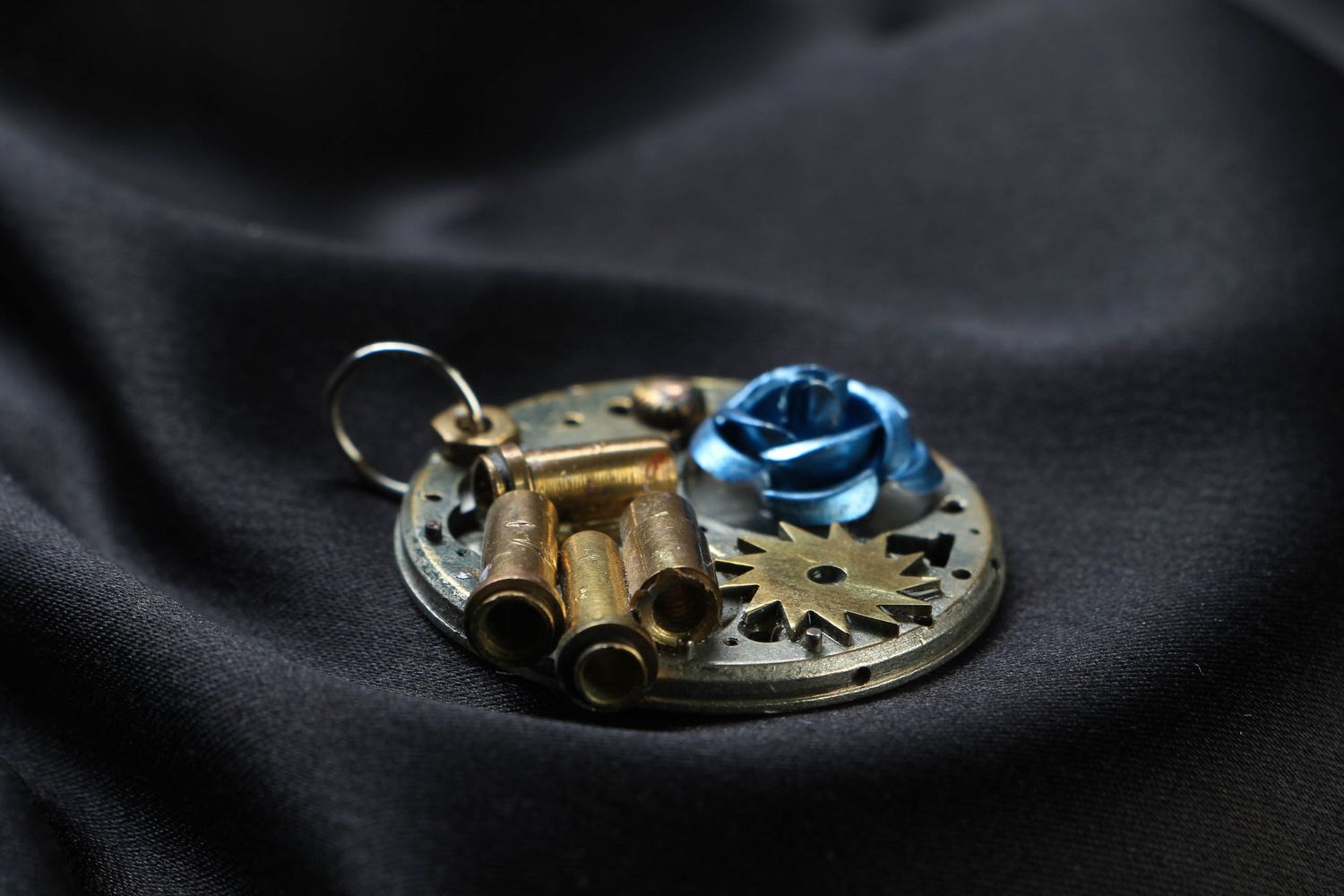 Steampunk pendant with clockwork mechanism photo 2