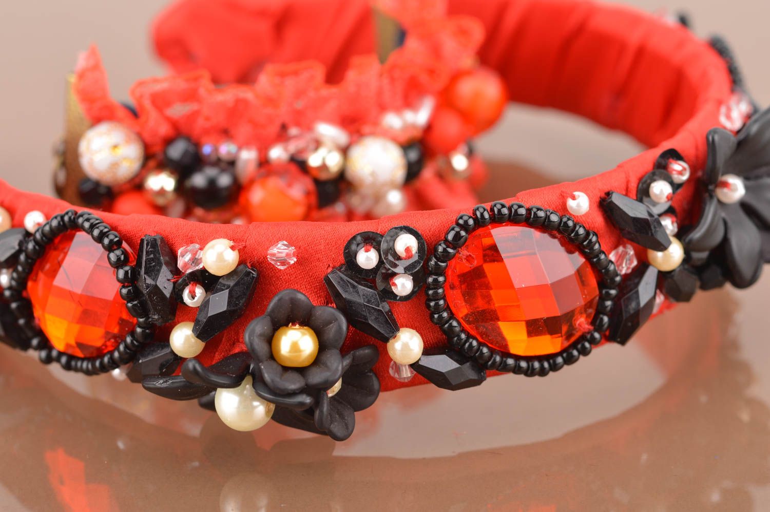 Set of handmade beaded jewelry 2 pieces red-black bracelet and hairband photo 3