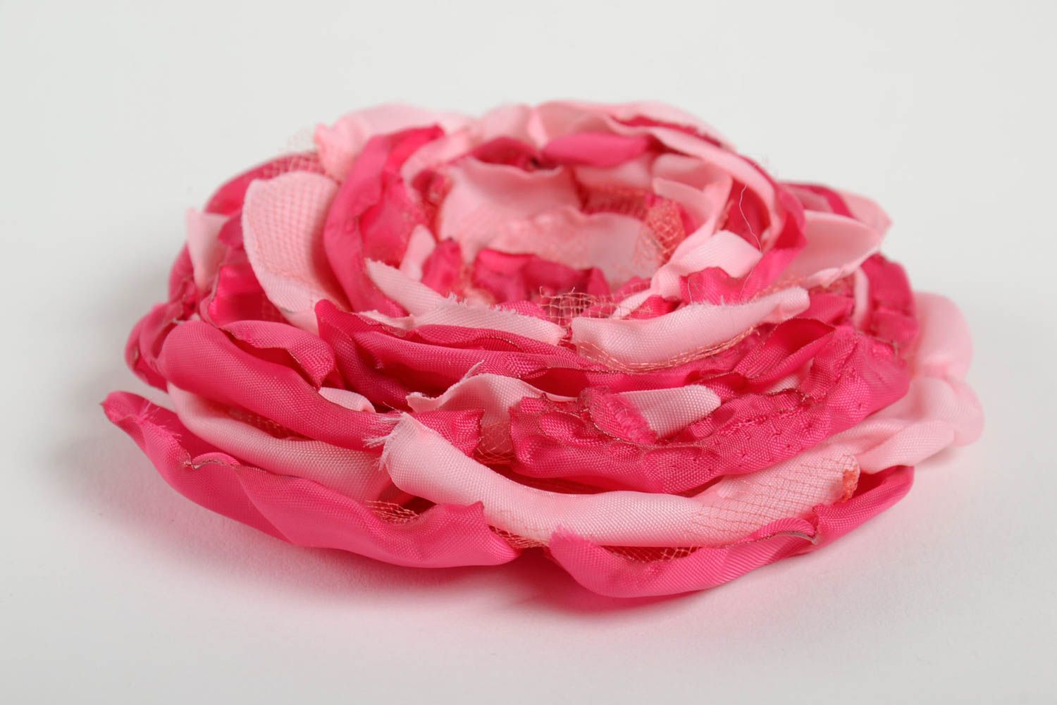 Объемная текстильная брошь из лент в виде цветка розы на булавке ручная работа фото 2