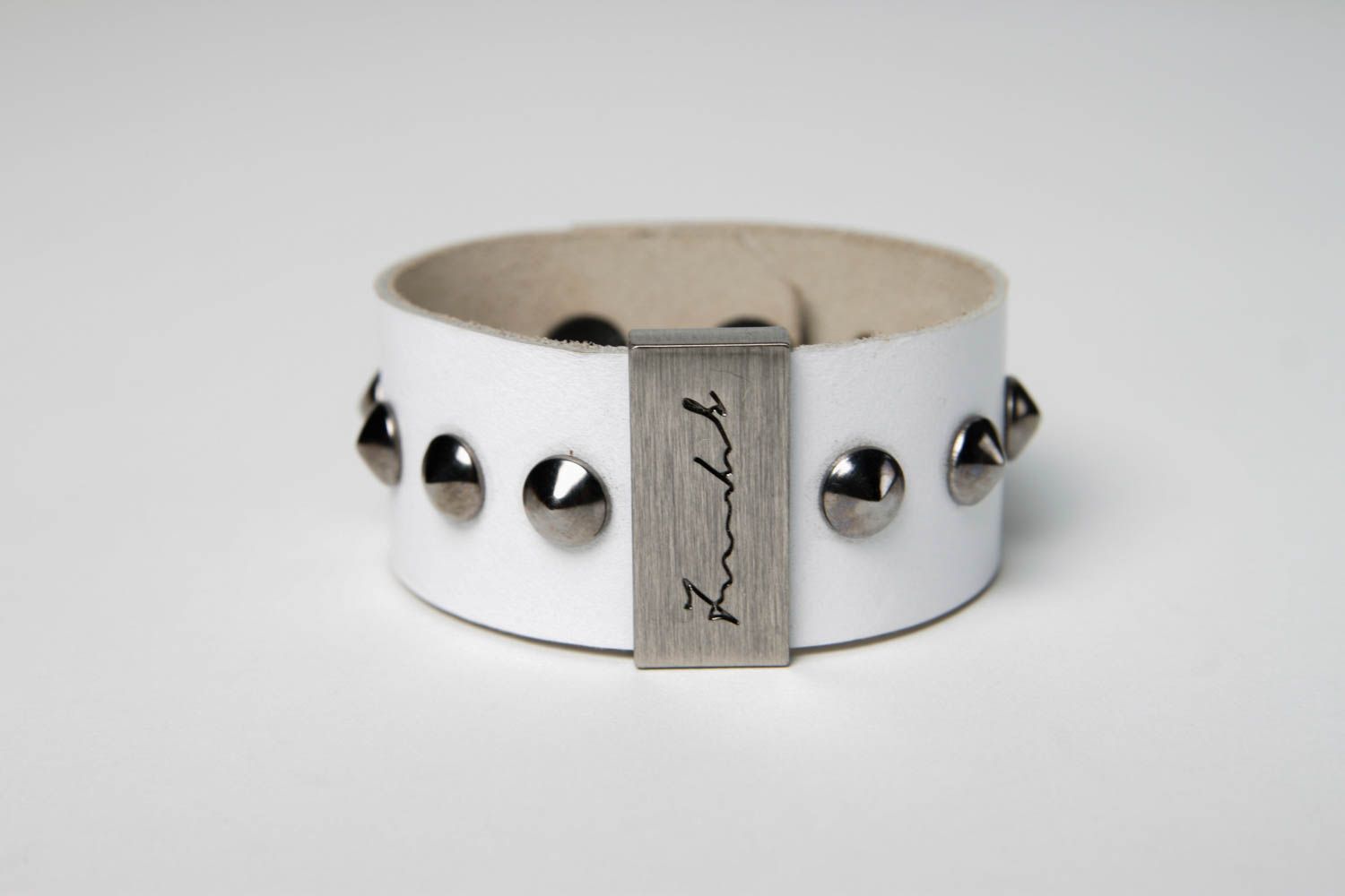 Handmade Armband Leder Damen Designer Accessoire weißes Lederarmband mit Nieten foto 3