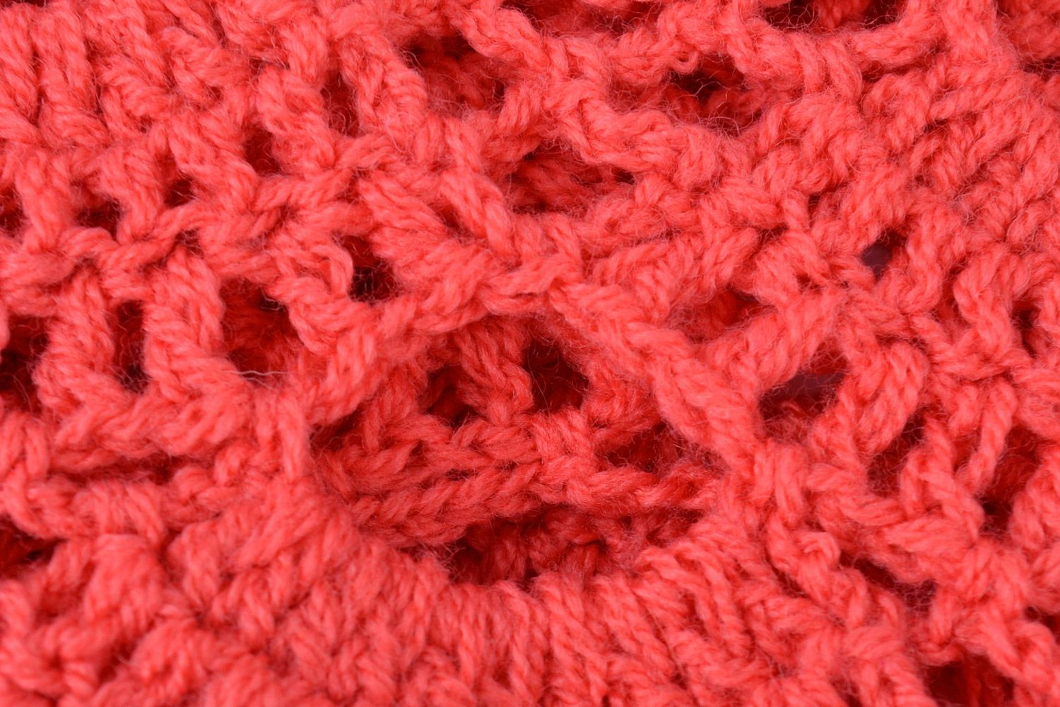 Вязаная накидка ручной работы из полушерстяных ниток красная женская ажурная фото 4