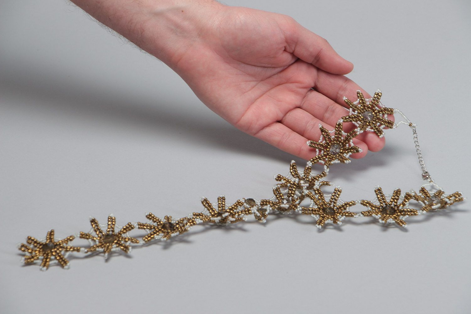 Schönes langes Collier aus Glasperlen goldener Farbe ungewöhnlicher Form Handarbeit foto 5