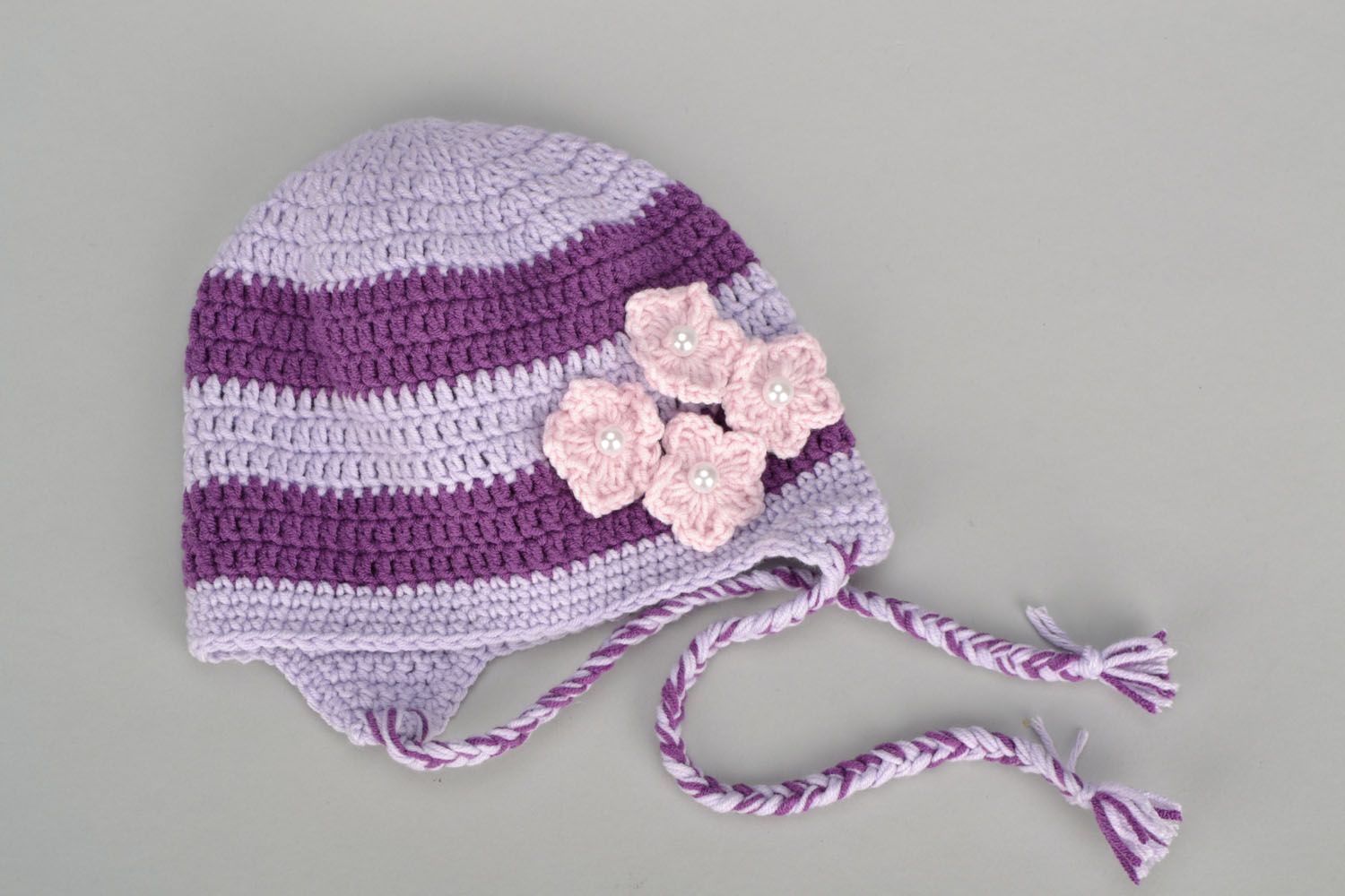 Bonnet pour enfant tricoté en laine fait main décoré de fleurs Couleur lilas photo 3