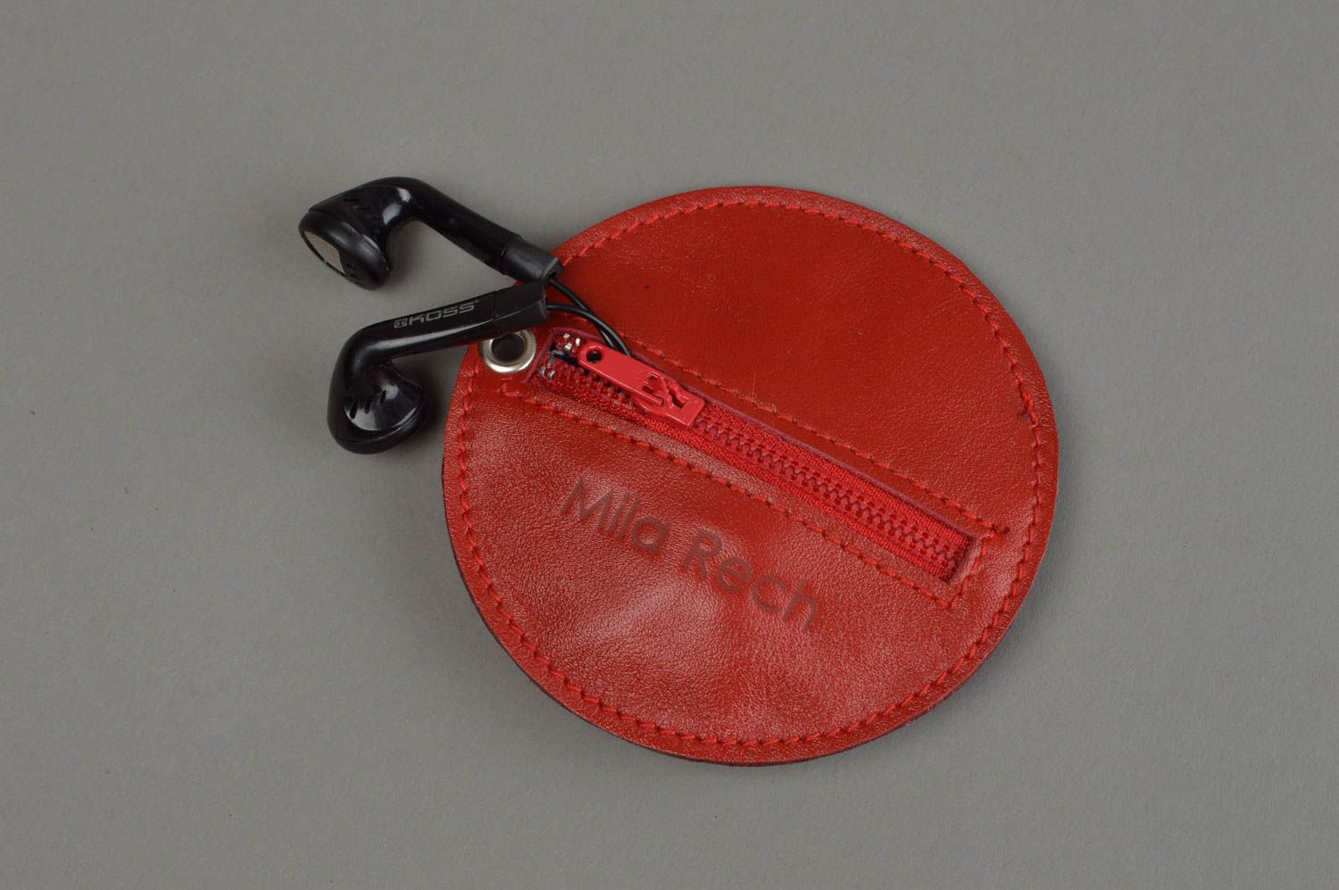 Pochette pour écouteurs rouge rond en cuir naturel faite main petite stylée photo 1