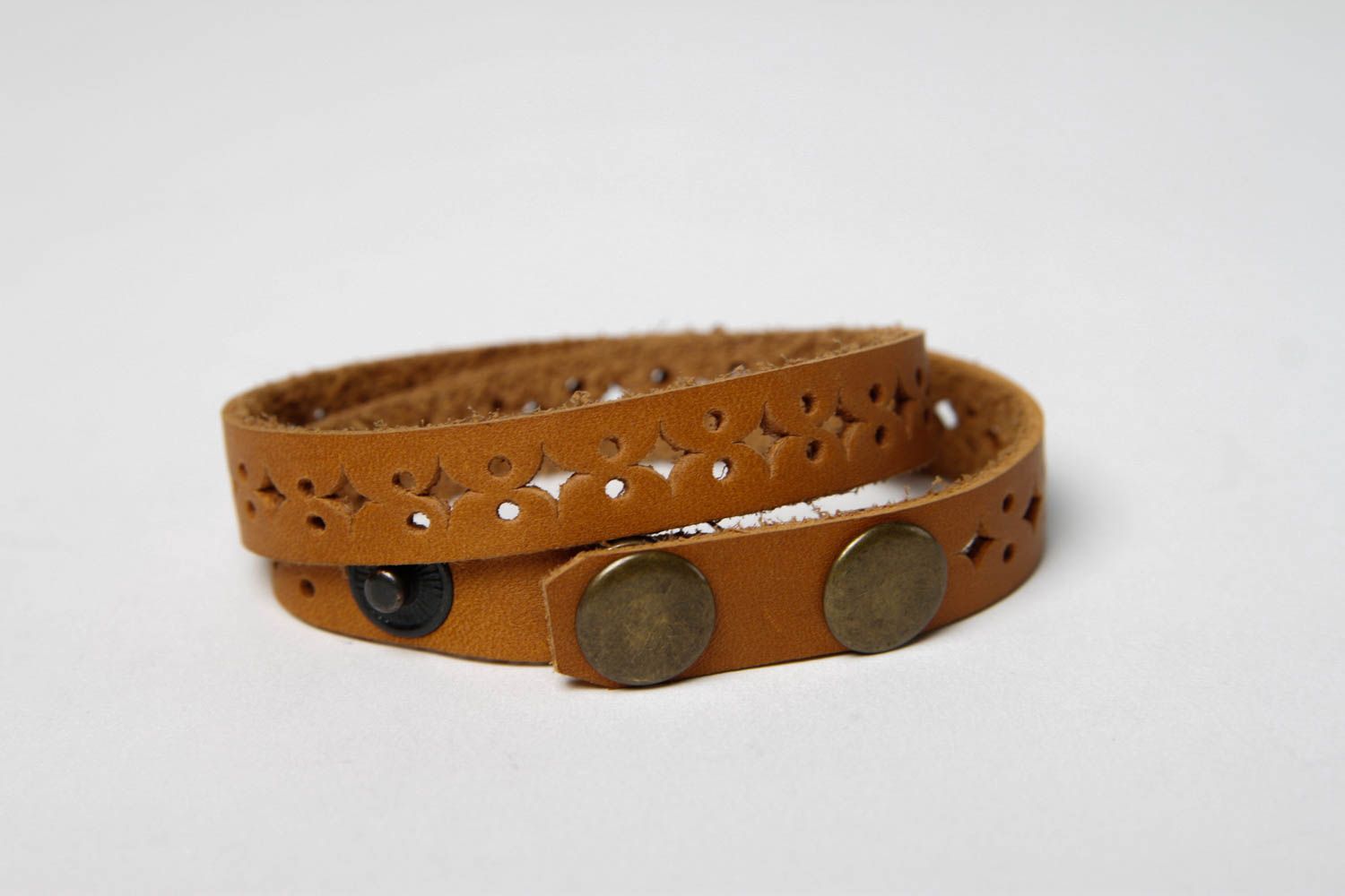 Handmade braunes Armband aus Leder Designer Schmuck Accessoire für Frauen ajour foto 4