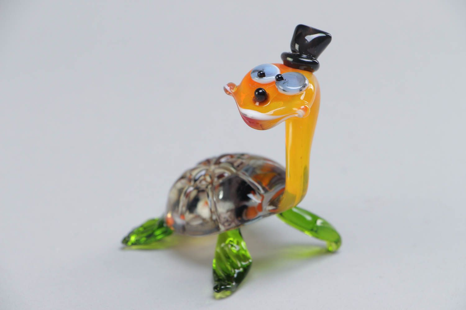 Figura de vidrio hecha a mano y pintada en técnica lampwork con forma de tortuga  foto 2