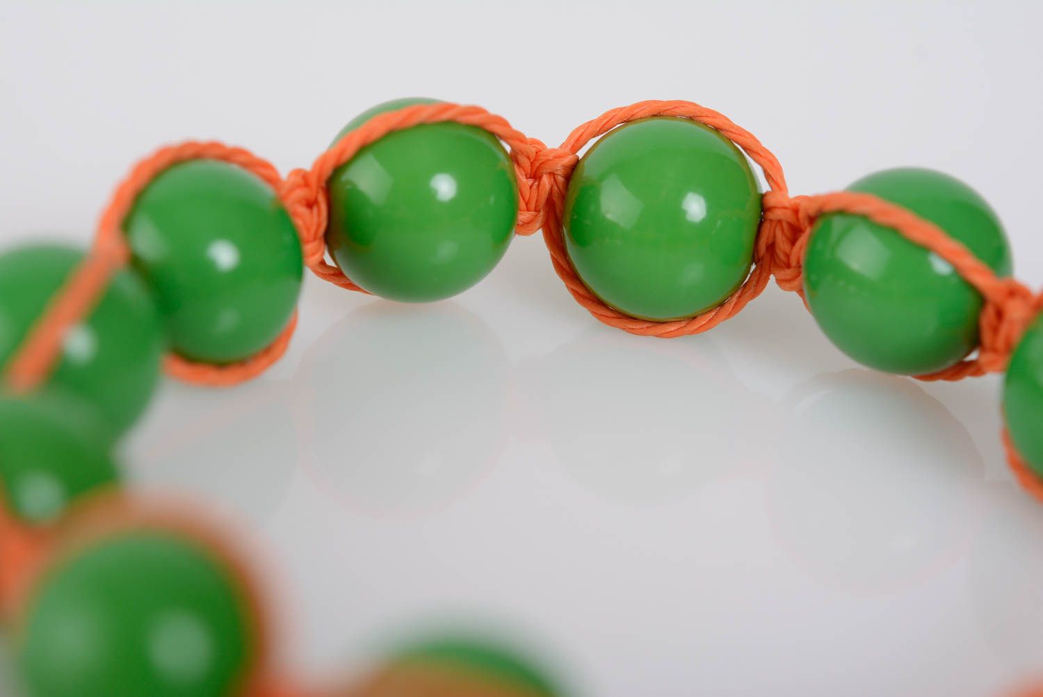Браслет с пластиковыми бусинами на вощеном шнурке зелено-оранжевый ручной работы фото 2