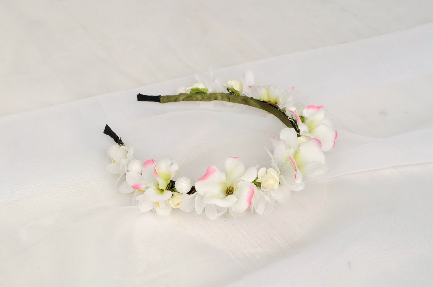 Headband with white artificial flowers photo 2